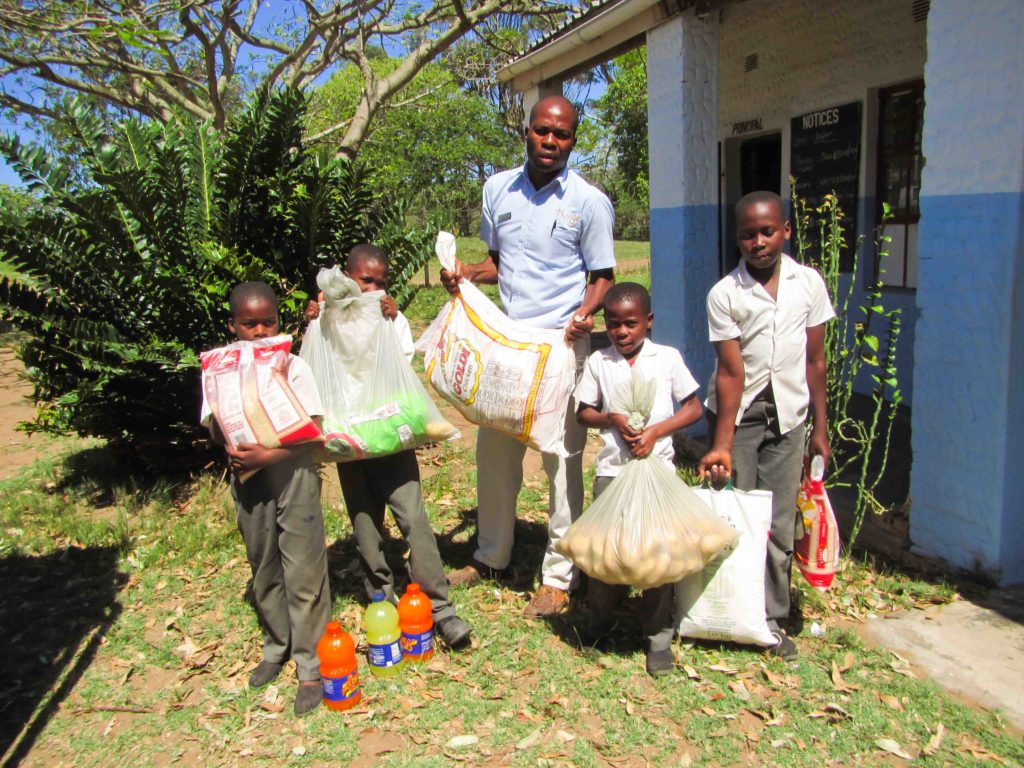 Thonga Beach Lodge guest donates food to Mabibi Primary School
